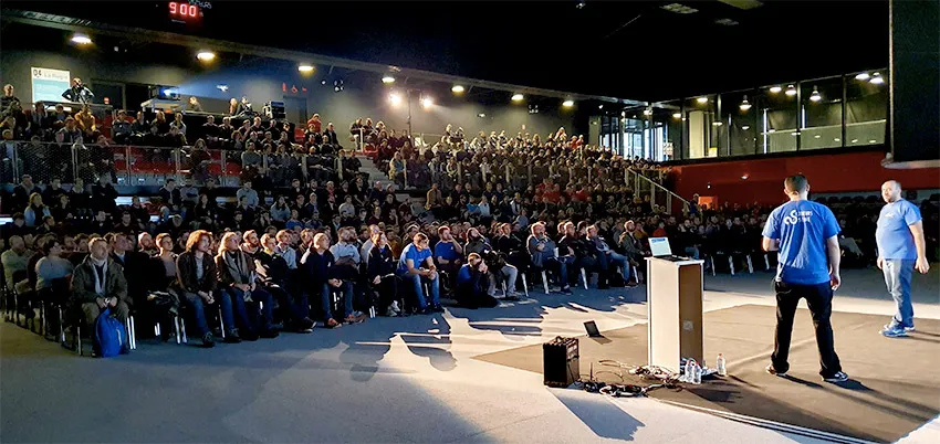 Grande salle avec des gradins pour les plénières et les conférences